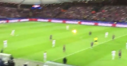 Maribor, tifosi dello Spartak tirano un razzo in campo verso l'arbitro!