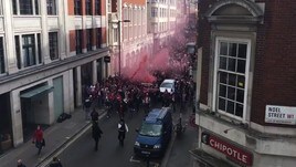 La marcia dei tifosi del Colonia a Londra ripresa da Ken Loach