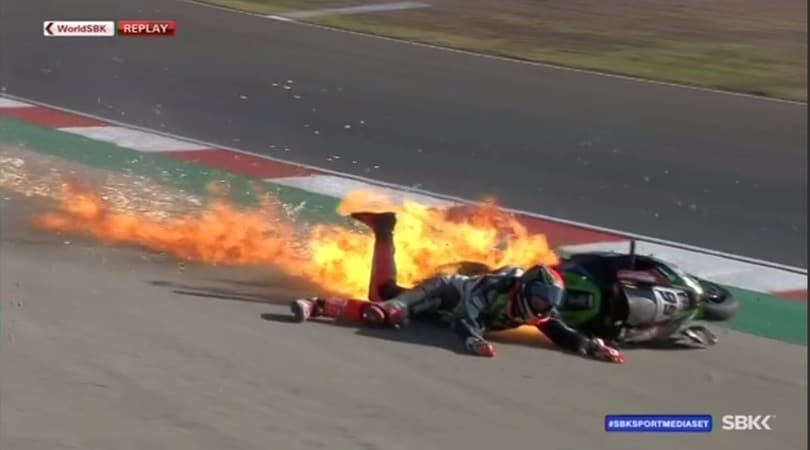 Sbk, la moto in fiamme: che paura per Skyes!