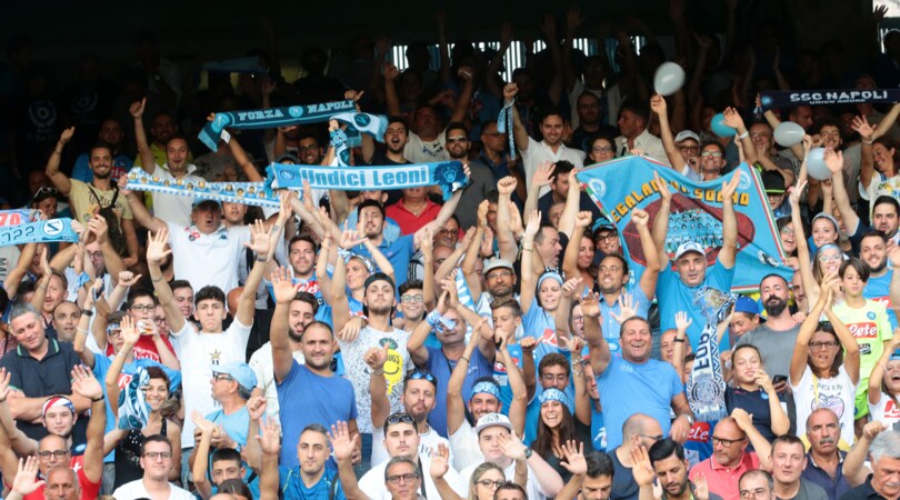 Il Napoli ai tifosi: «A Nizza non indossate sciarpe e simboli del club»