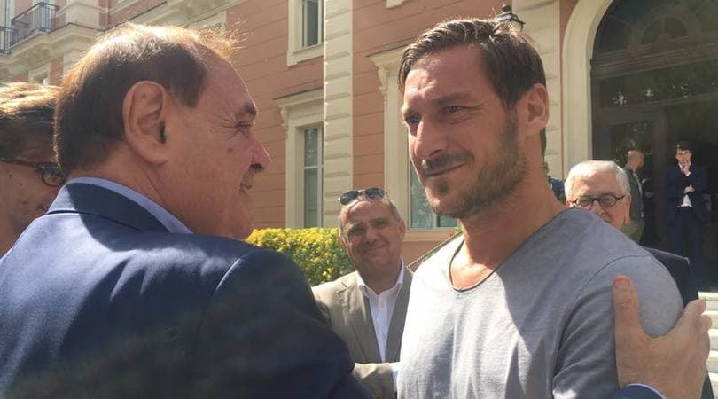Benevento-Roma, il saluto del sindaco Mastella a Totti
