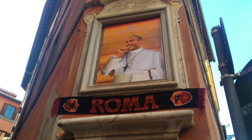 Roma, a Vicolo di San Celso spunta il quadro di Totti
