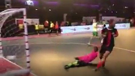 Tunnel al portiere e gol no-look: l'ultima magia di Ronaldinho