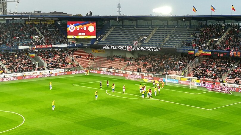 I tifosi dello Sparta Praga contro Stramaccioni: «Arrivederci»