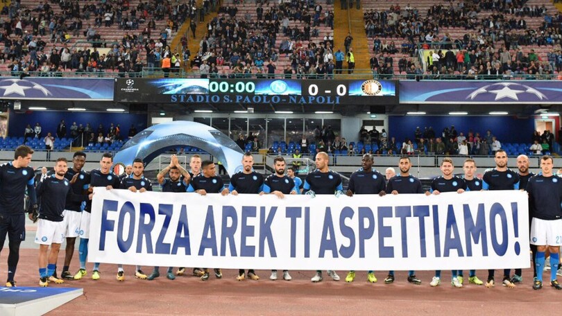 Napoli, striscione dei compagni per Milik: «Forza Arek ti aspettiamo»