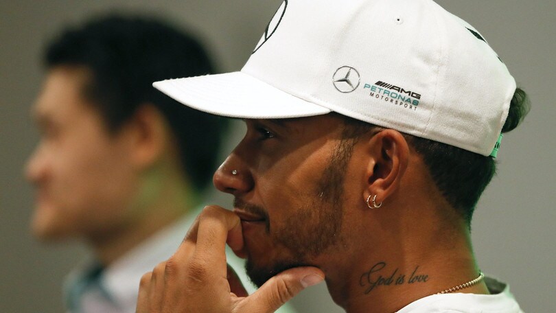 F1, Hamilton: «È bello vedere le debolezze di Vettel»