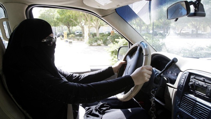 Arabia Saudita, decade il divieto di guida per le donne