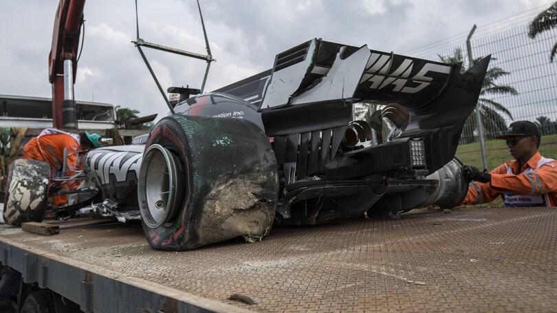 GP Malesia, paura Grosjean: incidente a causa di un tombino