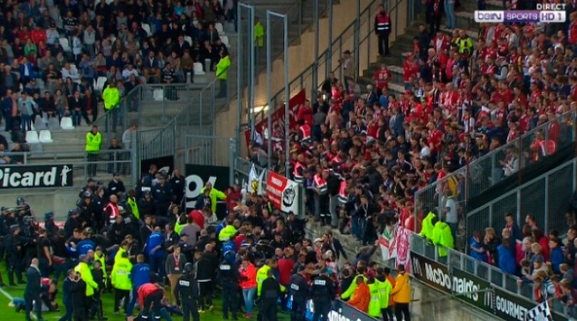 Amiens-Lille, crolla una tribuna: diversi feriti, partita rinviata
