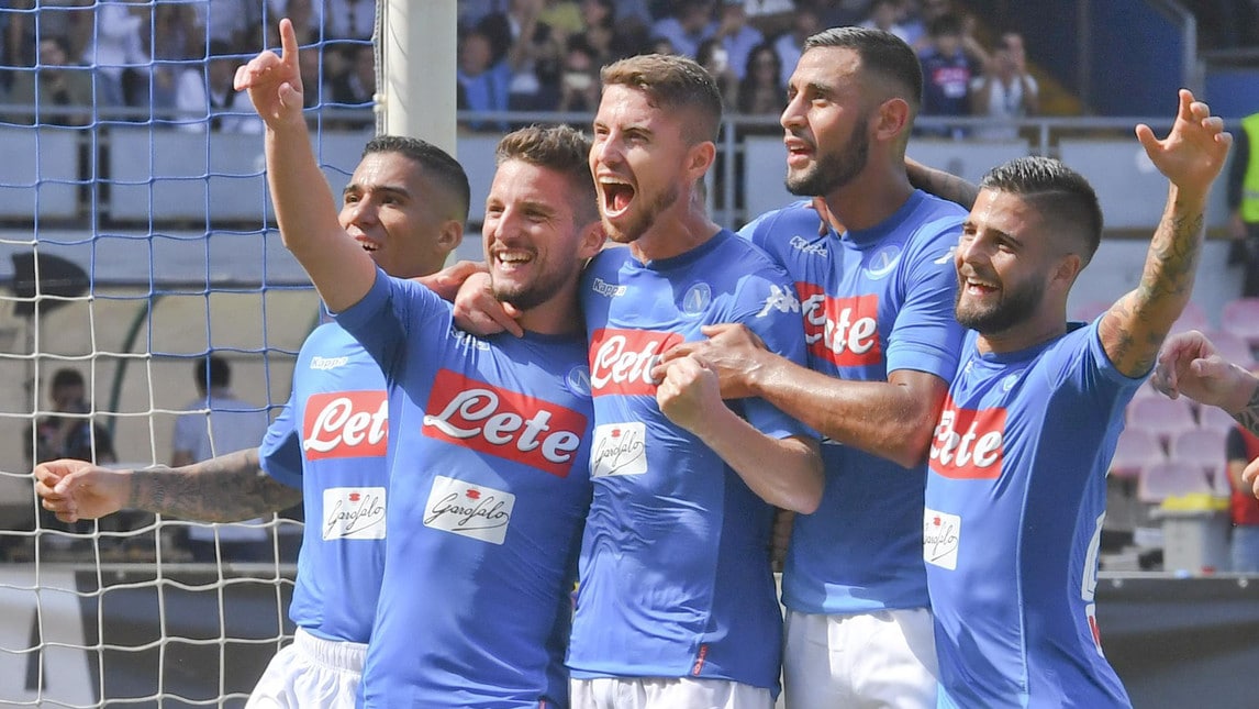 Napoli, 3-0 al Cagliari e settima vittoria di fila: il San Paolo esplode di gioia