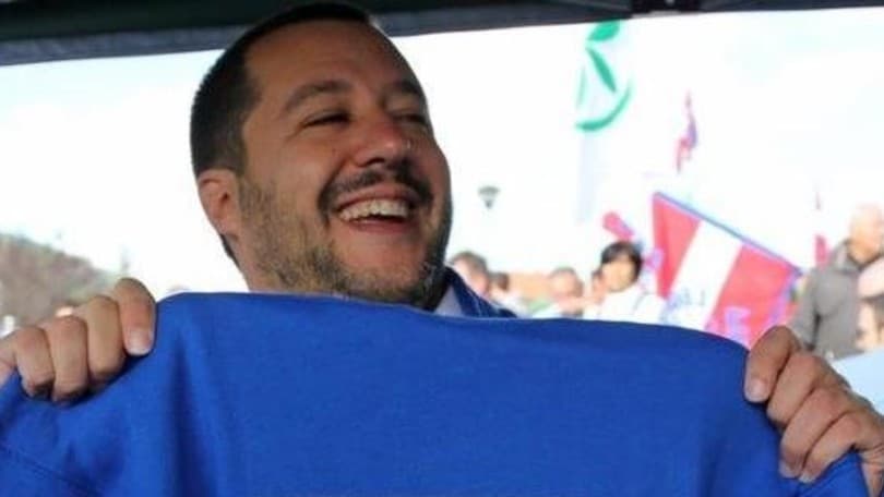 Salvini a Radio Marte canta "Un giorno all'improvviso"