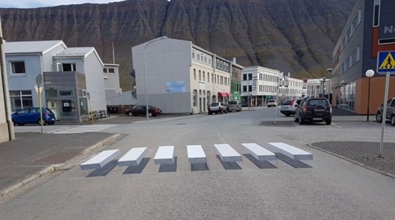 La soluzione per rallentare le auto? Le strisce pedonali in 3D