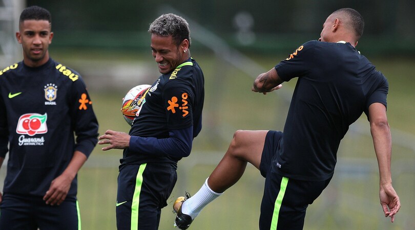 Brasile, Danilo prende a calci Neymar...scherzando