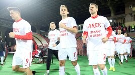 Polonia, una maglia per Milik: «Forza, ti aspettiamo»