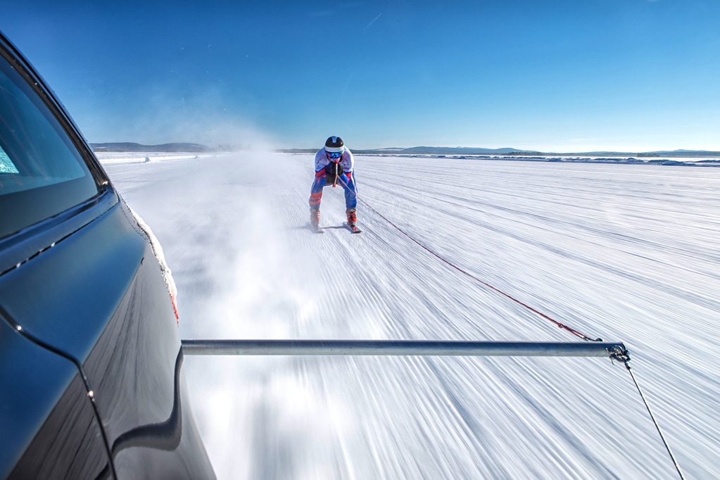 Sugli sci a 189 km/h trainato da una Jaguar: è record