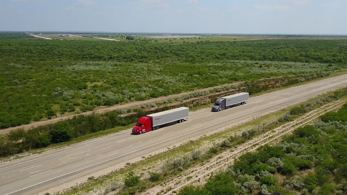 Daimler sperimenta i convogli di TIR autonomi negli USA