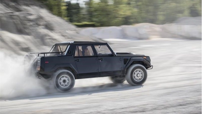 Lamborghini, il Suv LM002 torna a ruggire