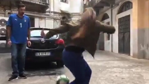 Buffon, che numeri con la freestyler! Anche i piedi sono da campione