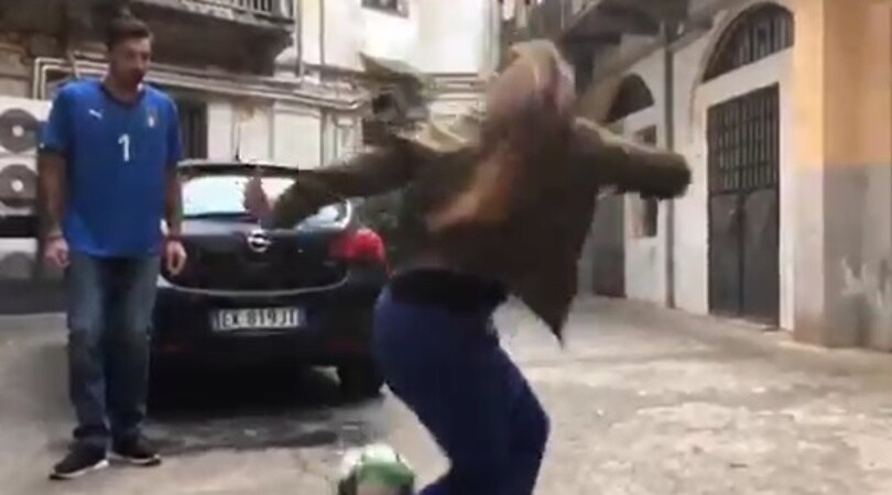 Buffon, che numeri con la freestyler! Anche i piedi sono da campione