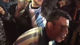 Messi, ecco il tifoso che ha preso la maglia della tripletta