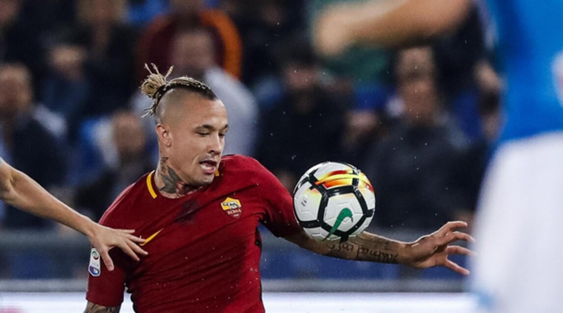 Il belga della Roma rispolvera le trecce raccolte all'Olimpico per il match con il Napoli e sul web sono in molti a commentare 