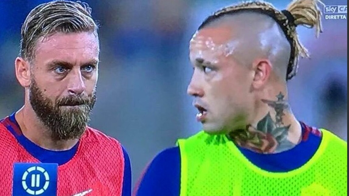 Il belga della Roma rispolvera le trecce raccolte all'Olimpico per il match con il Napoli e sul web sono in molti a commentare 