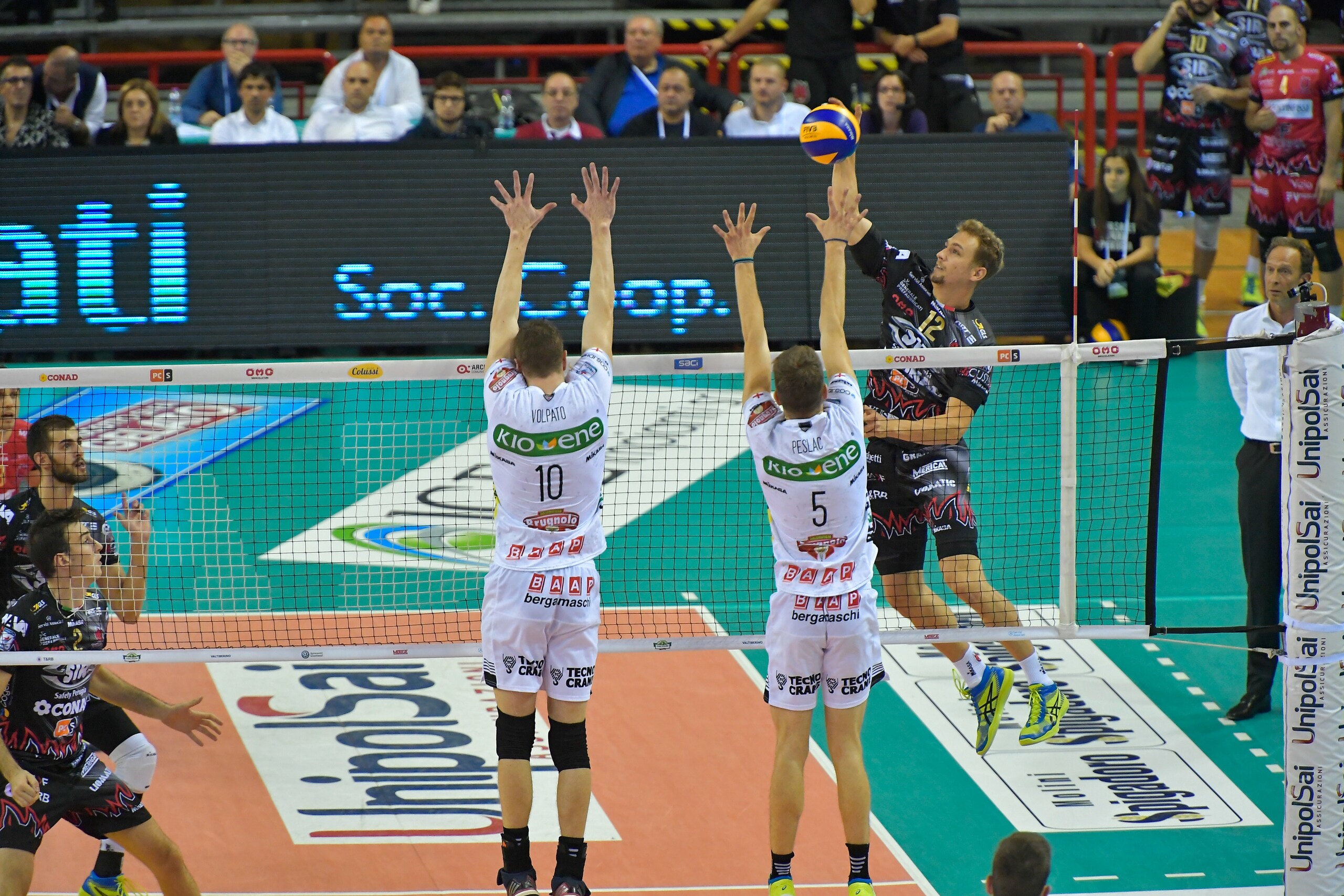 Volley: Superlega, Milano colpaccio a Trento, vincono le altre grandi