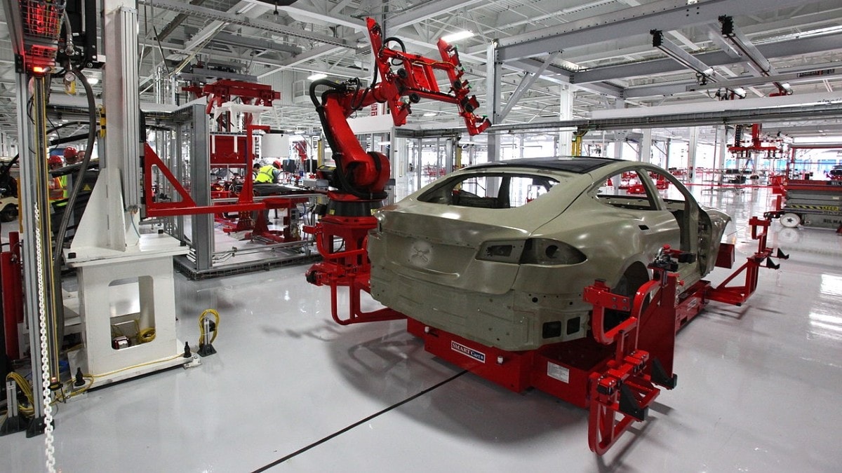 Tesla licenzia centinaia di lavoratori negli USA