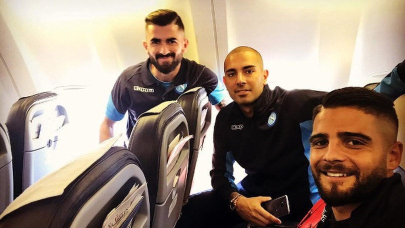 Napoli, quanti sorrisi sull'aereo per Manchester
