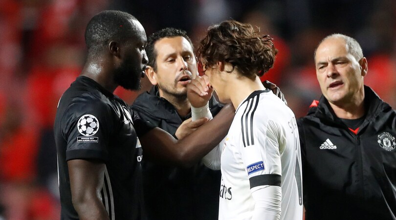 Lukaku consola il portiere 18enne del Benfica dopo la papera