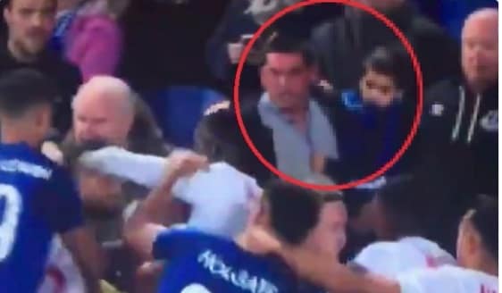 Everton, il tifoso hooligan con il bambino in braccio bandito a vita dallo stadio