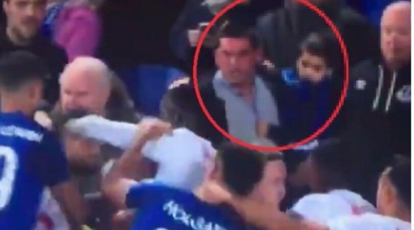 Everton, il tifoso hooligan con il bambino in braccio bandito a vita dallo stadio