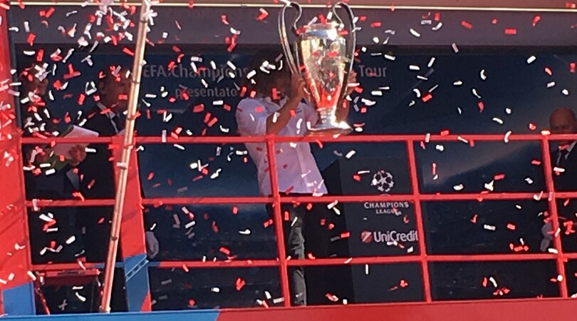 Carles Puyol alza la Champions League in Piazza del Popolo a Roma
