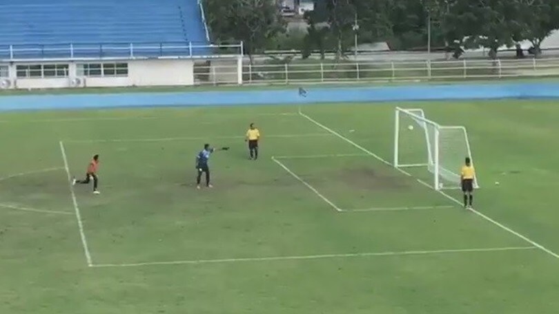Rigore sulla traversa, ma il portiere esulta troppo presto...