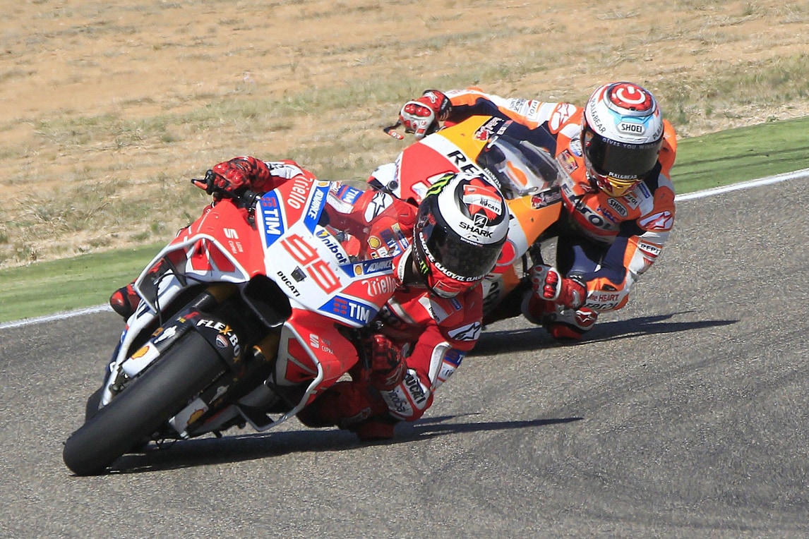 MotoGp, sfida a badminton per Marquez e Lorenzo