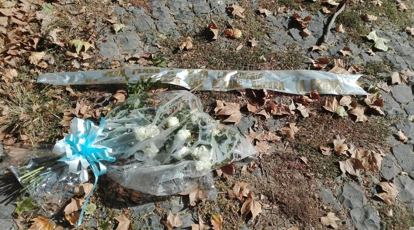 Caso Anna Frank, la corona di fiori gettata nel Tevere