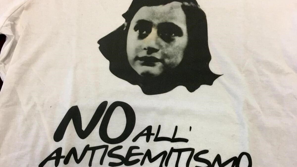 Lazio, a Bologna con una maglietta dedicata ad Anna Frank durante il riscaldamento