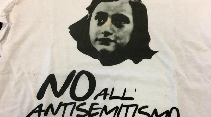 Lazio, a Bologna con una maglietta dedicata ad Anna Frank durante il riscaldamento
