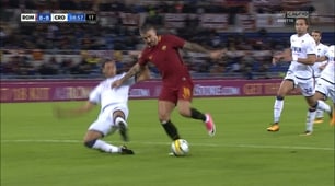 Roma-Crotone, Kolarov cade in area: Manganiello concede il rigore