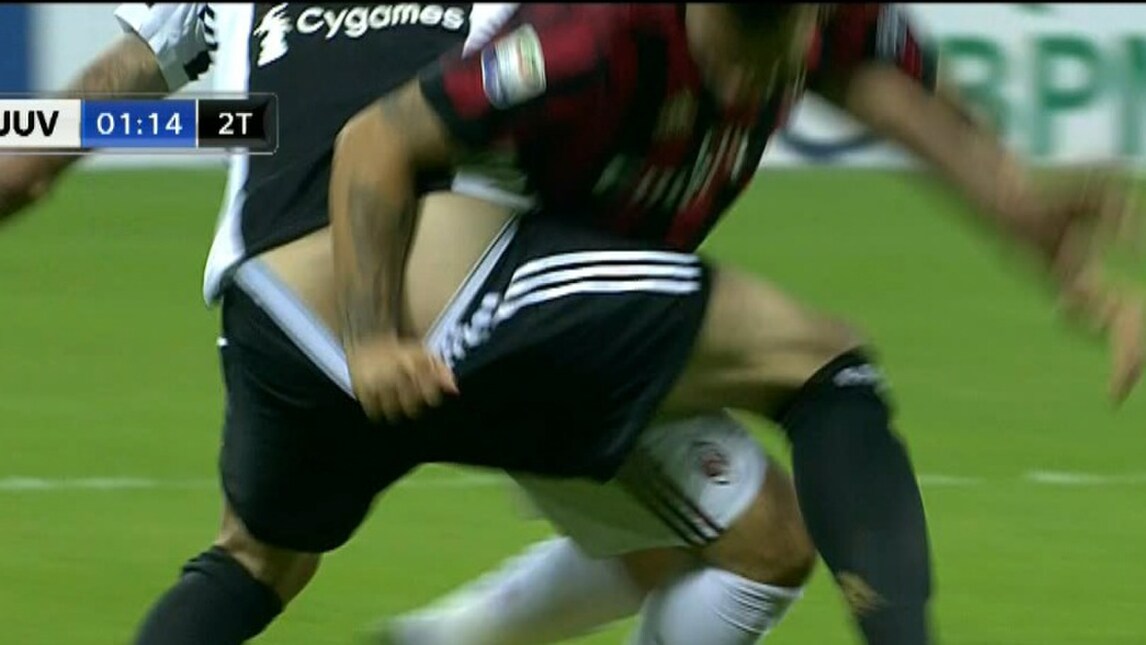 Milan-Juve, Suso spoglia Mandzukic