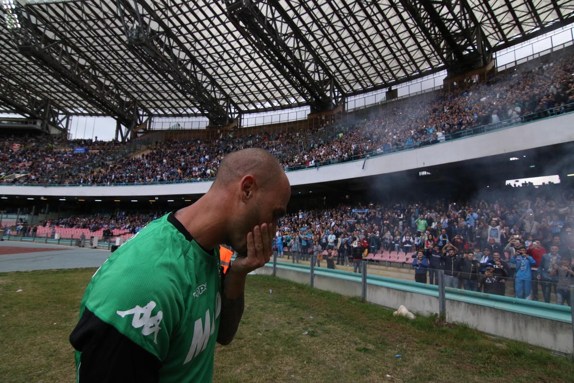 Napoli-Sassuolo, Cannavaro si emoziona per l'omaggio della Curva B