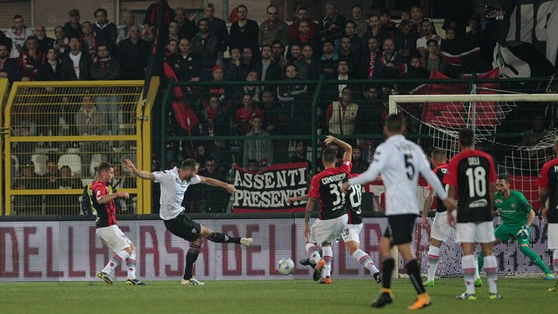 Serie B, Pro Vercelli-Foggia 1-4: Mazzeo di rigore firma il colpaccio