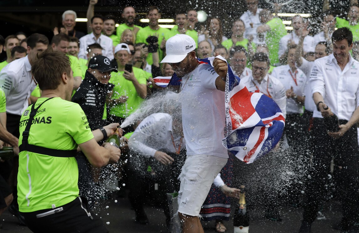 F1, Hamilton: festa fino all’alba per il titolo