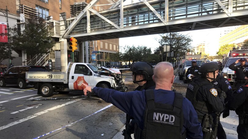 New York, veicolo piomba su una pista ciclabile: almeno 8 morti