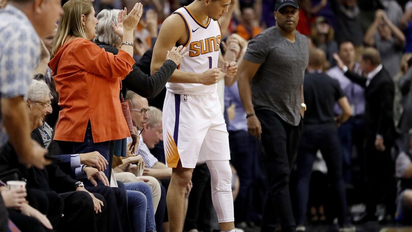 Booker sbanca Brooklyn, i Lakers dominano Detroit