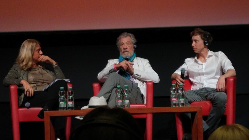 Ian McKellen fa Gandalf in conferenza stampa