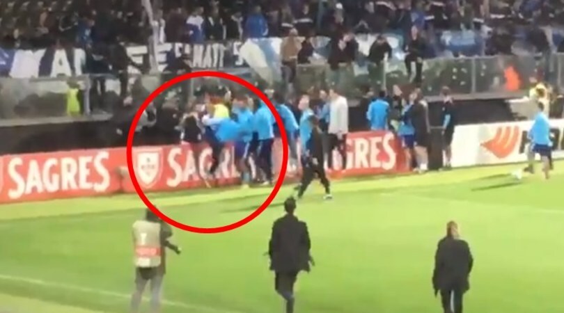 Marsiglia, follia Evra: calcio in faccia a un tifoso