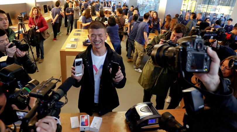 Apple, iPhone X arriva nei negozi: code in tutto il mondo
