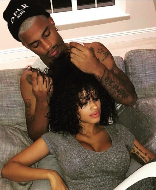 La modella ex di Balotelli si diverte ballando con il fidanzato, il centrocampista del Southampton ed ex della Juventus, davanti allo specchio e con il loro cagnolino come spettatore e pubblica tutto su Instagram