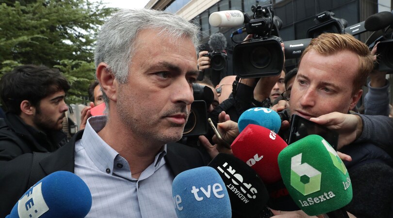 Mourinho in tribunale a Madrid: i cronisti lo assediano